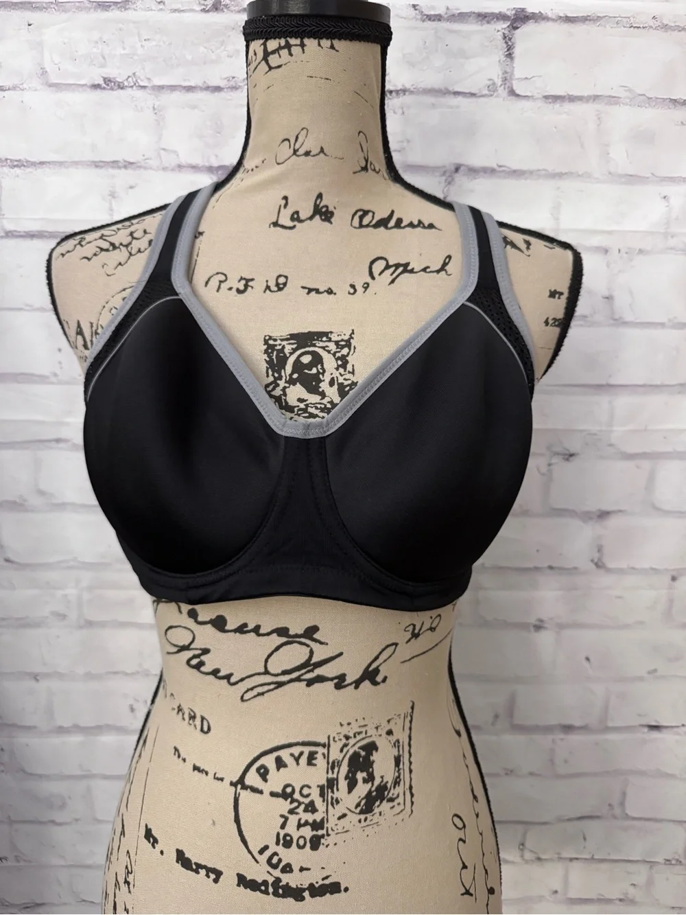 Wacoal Lindsey Sport Bra Size 36C Contour Underwire Med Impact 853302 Black
